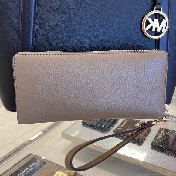 MICHAEL KORS
Leather Continental Wristlet Phone Case Wallet
Dusk
NWT - Picture 5 of 16